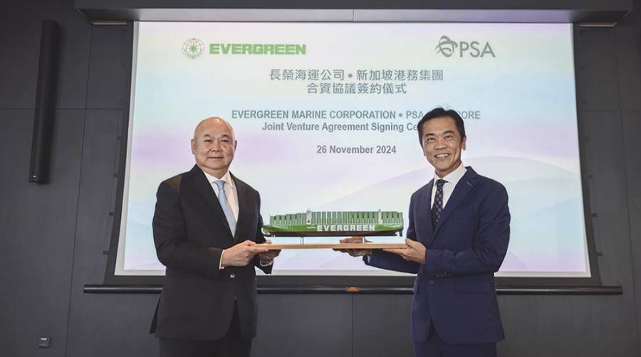 El presidente de Evergreen Marine Corporation Y.I. Chang, junto a Ong Kim Pong, CEO de PSA Group.