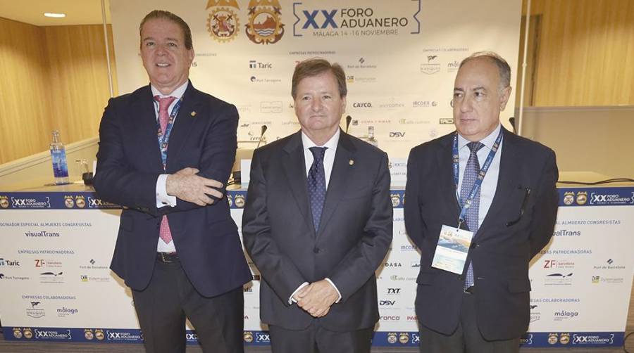 Manuel Álvarez, presidente del Colegio Oficial de Agentes y Representantes Aduaneros de Málaga; Antonio Llobet, presidente del Consejo General de Colegios de Agentes y Representantes Aduaneros de España; y Carmelo San Martín, secretario general de la Autoridad Portuaria de Málaga. Foto R. T.