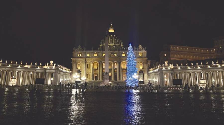 Así se transportó el árbol de Navidad del Papa