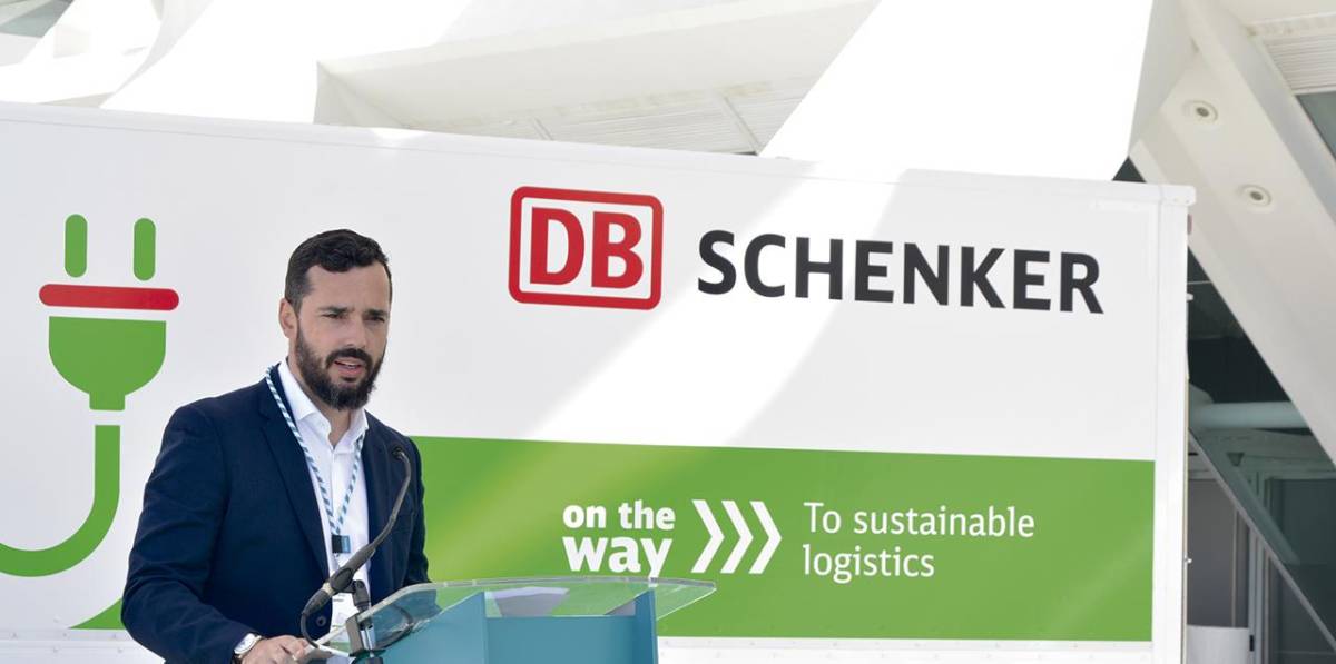 Acto de entrega de dos camiones eléctricos a DB Schenker