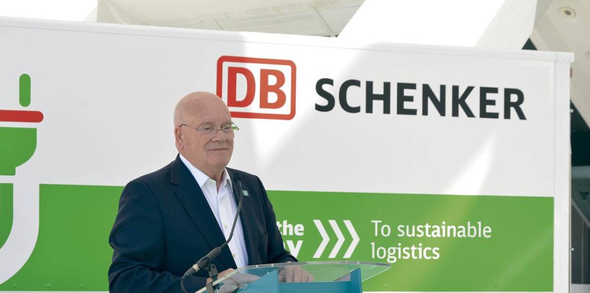 Acto de entrega de dos camiones eléctricos a DB Schenker