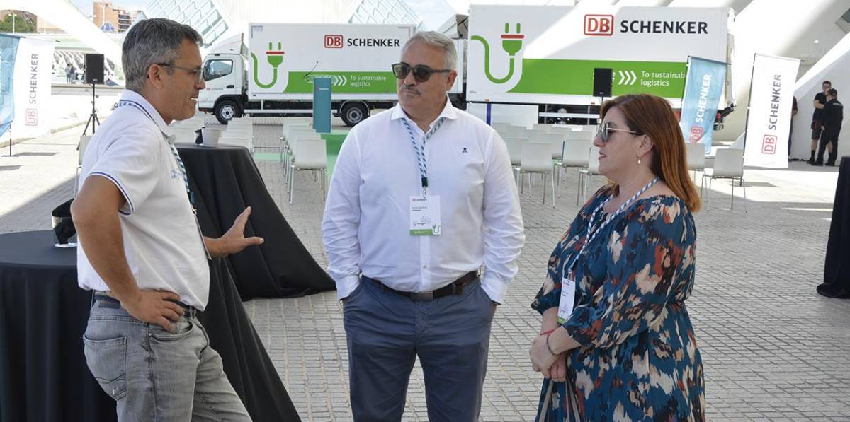 Acto de entrega de dos camiones eléctricos a DB Schenker