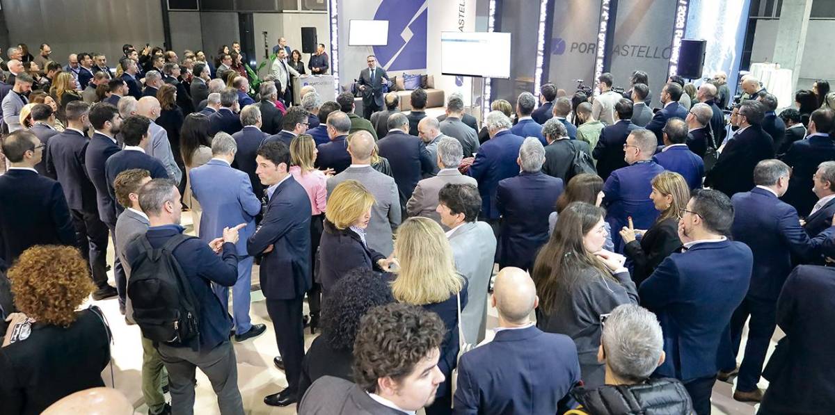 El estand de PortCastelló en Cevisama congregó a una notable representación de la comunidad portuaria. Foto R. T.