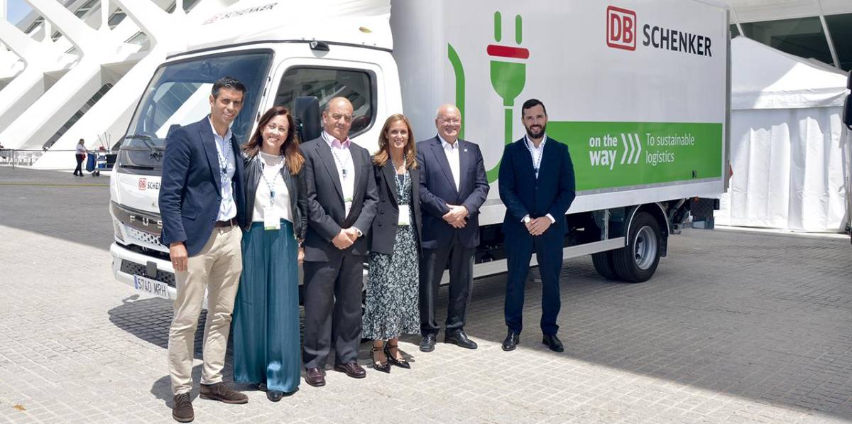 Acto de entrega de dos camiones eléctricos a DB Schenker