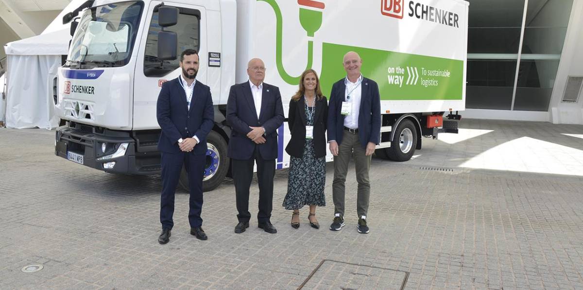 Acto de entrega de dos camiones eléctricos a DB Schenker