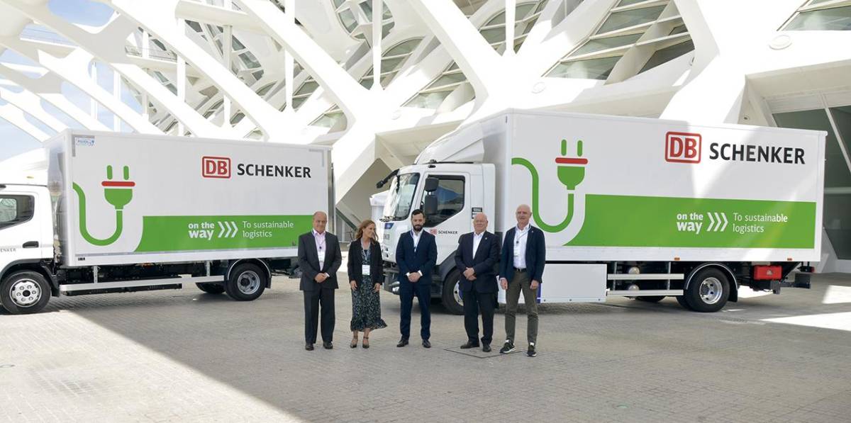 Acto de entrega de dos camiones eléctricos a DB Schenker