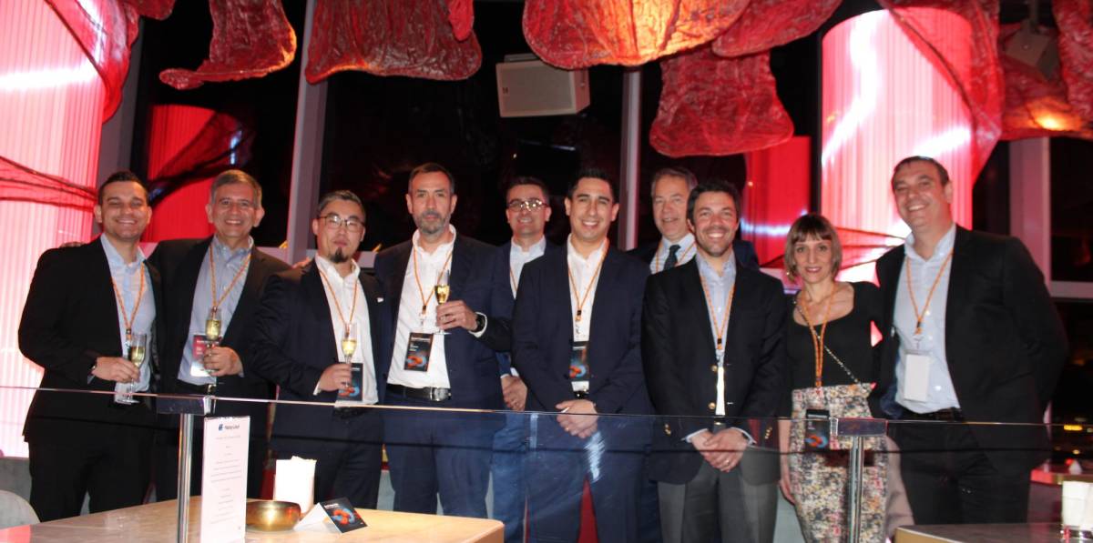 Equipo de Hapag Lloyd Spain celebrando el evento Gemini Cooperation. En la imagen, Jesper Kanstrup, managing director de Hapag Lloyd Spain, tercero por la izquierda, y a su derecha, Juan Pablo Richards, managing director de Hapag Lloyd en el Sur de Europa. Foto C.C.