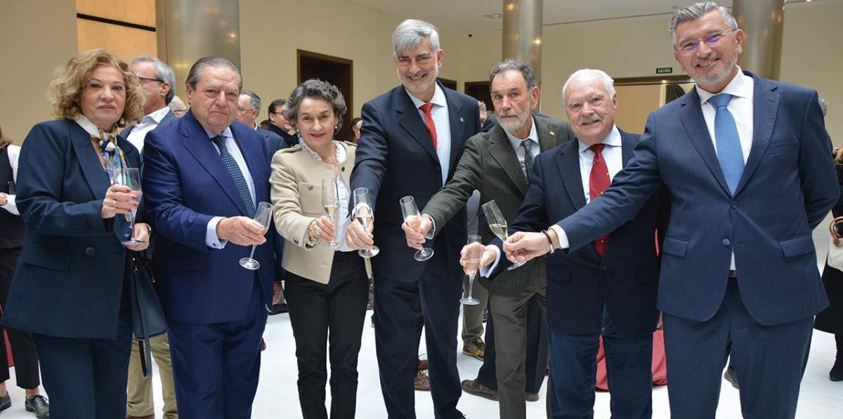 Pepa Ruano, presidenta del Montepío de Valencia; Vicente Boluda, presidente de la Asociación Naviera Valenciana; Mar Chao, presidenta de la Autoridad Portuaria de Valencia; Paco Prado, presidente de Aportem - Puerto Solidario Valencia; Emilio Guardiola, presidente del COACAV; Luis Rosa, presidente de ATEIA-OLTRA Valencia y Carlos Prades, presidente de FVET.