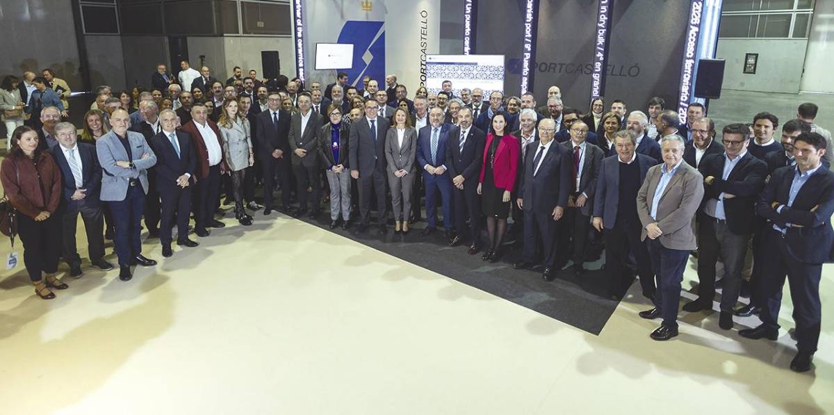 Representantes de PortCastelló y la comunidad portuaria en el encuentro mantenido ayer.