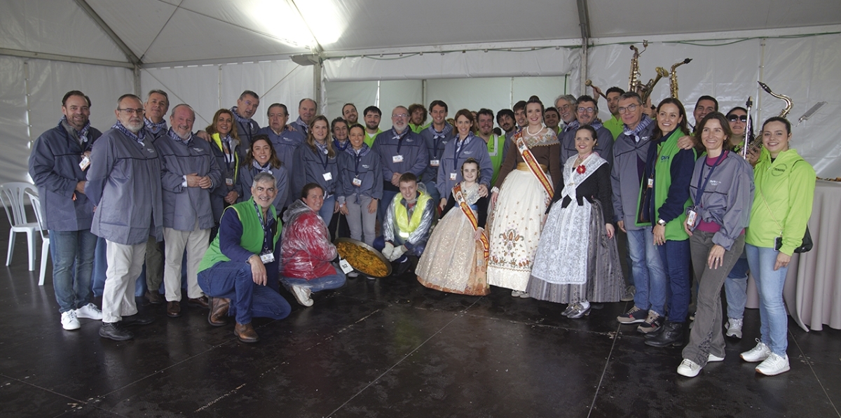 Miembros de los Jurados, la Organización y representantes de la Falla Dr.J.J. Dómine-Port junto a una de las paellas presentadas al concurso.