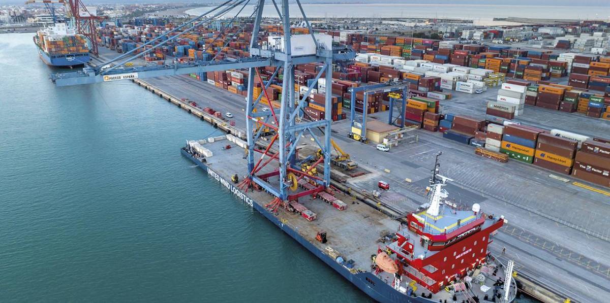 Llega a Gij n la nueva gr a Post Panamax de APM Terminals