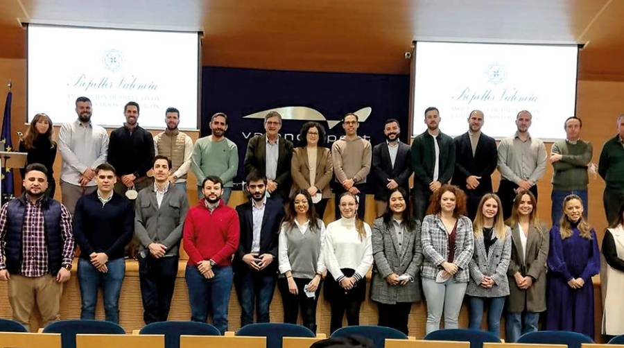 Los participantes en la mesa redonda del sábado junto a los protagonistas de la sesión.