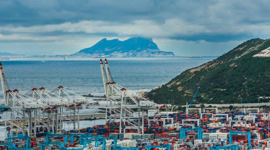 Puerto de Tánger Med con Algeciras al fondo.