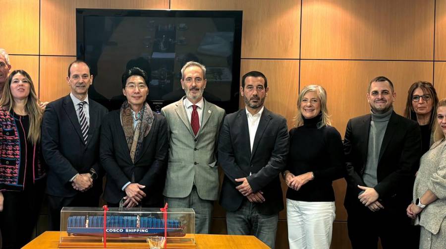 En el centro, de izquierda a derecha: Mikel Urrutia, director de VASCO Shipping); Huang Chuang Xiong, Managing Director de COSCO Spain; Jon Azarloza, CEO de VASCO, y Marck Poveda, General Manager de COSCO Spain), acompañados del equipo de Vasco Shipping.