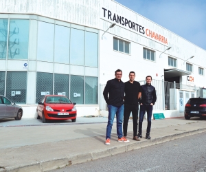 Abel de Andrés, responsable de la Línea de Tráfico Portuario; César Chavarría, gerente; y Manuel Chavarría, director general de Transportes Chavarría e Hijos, frente a las instalaciones de la compañía en Sagunto. Foto R. T.