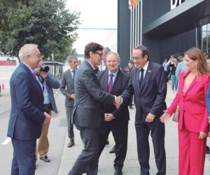 Pere Navarro, delegado especial del Estado en el CZFB: Salvador Illa, presidente de la Generalitat; Jordi Hereu, ministro de Industria; Josep Rull, presidente del Parlament de Catalunya; Blanca Sorigué, directora general del CZFB; y Miquel Sàmper, conseller de Empresa. Foto M.V.