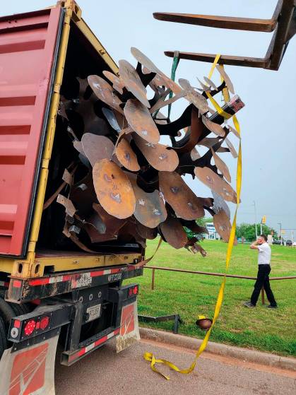 Altius transporta una escultura de Casto Solano desde Vitoria hasta Oklahoma