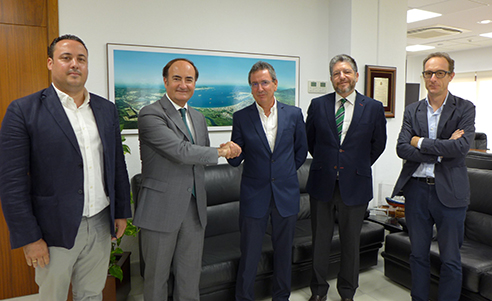 Mariano Mart&iacute;n, Jefe de Obra SACYR Infraesutructuras; Gerardo Landaluce, presidente de la APBA; Antonio D&iacute;az Martos, Jefe Administrativo Delegaci&oacute;n Sur SACYR Infraestructuras; Jos&eacute; Luis Hormaechea, director general de la APBA; y Fidel Ruiz, director de la obra y jefe de proyectos y obras de la APBA.