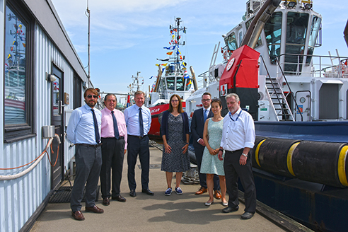 El presidente de Boluda Corporaci&oacute;n Mar&iacute;tima, Vicente Boluda -segundo por la izquierda-, junto con representantes de Kotug Smit Towage.