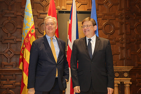 Simon Manley, embajador saliente del Reino Unido en Espa&ntilde;a, y Ximo Puig, presidente de la Generalitat Valenciana.