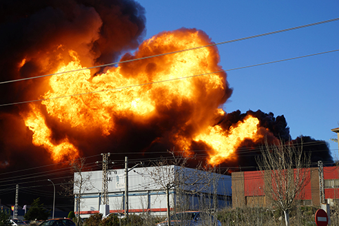 El incendio de Idunken requiri&oacute; la evacuaci&oacute;n de todas las empresas ubicadas en la fase II de pol&iacute;gono industrial de Fuente del Jarro en 2017.