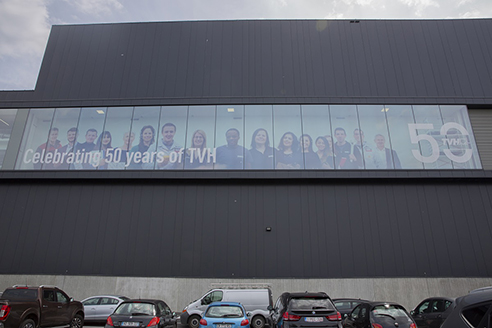 TVH ha colgado una pancarta con la imagen de sus empleados en la ventana del nuevo almac&eacute;n, junto a la autopista E17, en B&eacute;lgica.