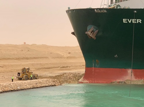 La proa del &quot;Ever Given&quot; ha colisionado contra el talud del canal. Foto Suez Canal Authority.