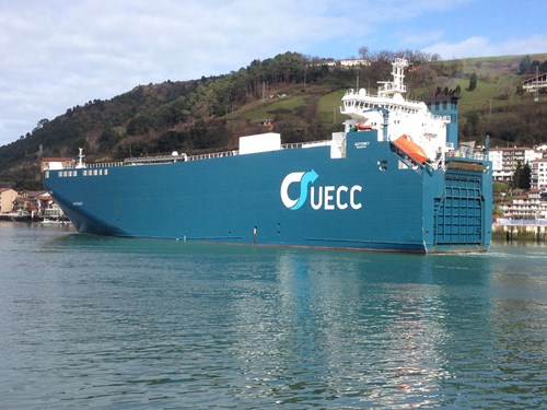 El &quot;Autosky&quot; de UECC durante una escala en el Puerto de Pasaia.