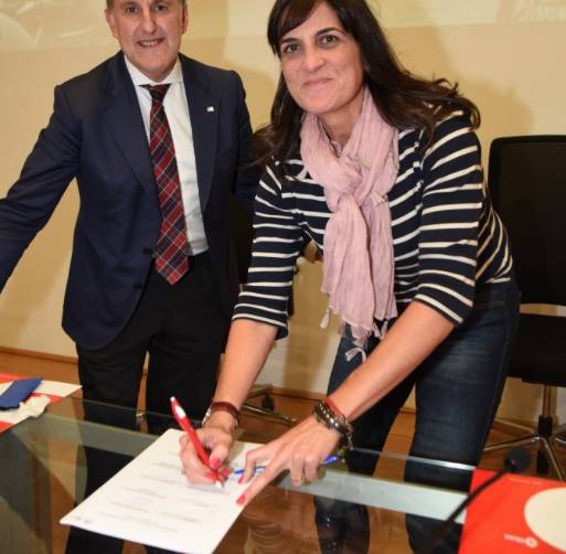 La presidenta de Asetravi, Sonia Garc&iacute;a, con el concejal delegado del &Aacute;rea de Movilidad y Sostenibilidad del Ayuntamiento de Bilbao, Alfonso Gil.