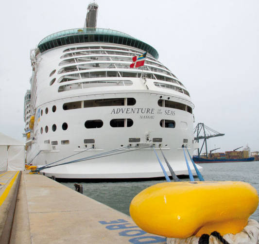 El &quot;Adventure of the Seas&quot;, en Vigo