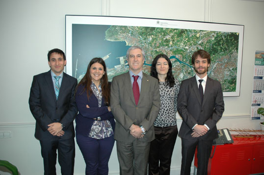 El equipo de Vasco Navarra de Navegaci&oacute;n Bilbao: Jon Be&ntilde;at S&aacute;nchez; Beatriz Manrique de Lara; Felipe Casta&ntilde;os, director; Itxaso Torre e Ignacio Urculo. Foto J.P.