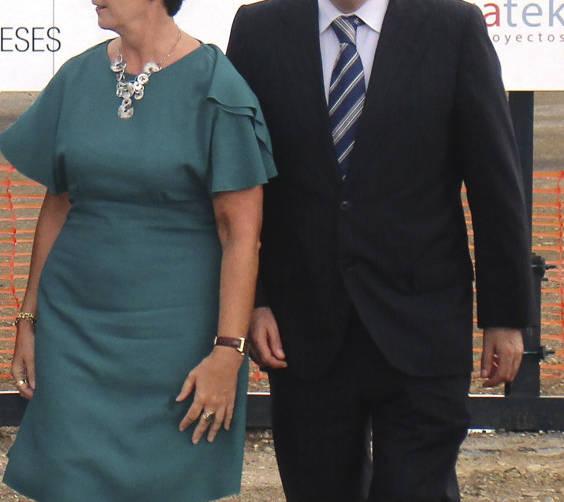 Arantxa Tapia e I&ntilde;aki Arriola durante el acto de inicio de las obras de la planta de Haizea Wind en el Puerto de Bilbao en julio de 2017. Foto J.P.