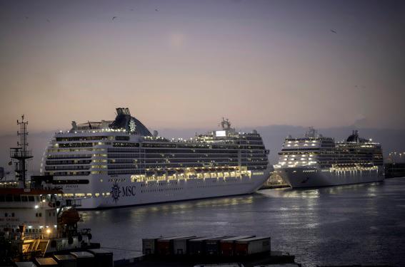 Los cruceros “MSC Poesia” y “MSC Magnifica” han llegado a Barcelona este sábado a primera hora de la mañana.