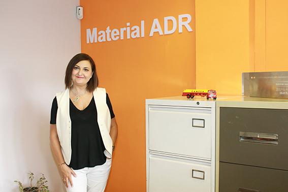 Isabel Gonz&aacute;lez, directora de Material ADR, en la nueva oficina de la compa&ntilde;&iacute;a en el Port de Barcelona. Foto A. Tejera.