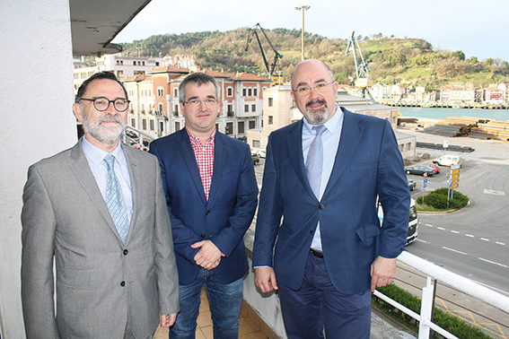 C&eacute;sar Salvador, ahora director en funciones de la Autoridad Portuaria de Pasaia (izquierda), con el presidente, F&eacute;lix Garciand&iacute;a (derecha) y David Candelario, director de Servicios e Infraestructura, tras la presentaci&oacute;n del &ldquo;Estudio de mejora operativa del puerto&rdquo;, el pasado 19 de diciembre. Foto J.P.