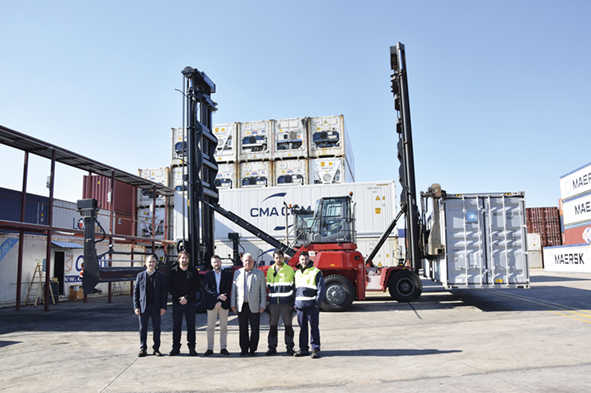 Kalmar Espa&ntilde;a ha entregado la nueva containera a Intercontainer esta semana y est&aacute; ya operativa. De izquierda a derecha: Sergio Peralta, Market Area Director Iberia (MAD) en Kalmar Spain; Ra&uacute;l Arrue, inspector; Eduardo Fern&aacute;ndez, Sales Representative Iberia en Kalmar Spain; Jos&eacute; &Aacute;vila, director de Intercontainer; Javier &Aacute;vila, jefe de campa y Javier L&aacute;zaro, jefe de frigoristas. Foto Loli Dolz.