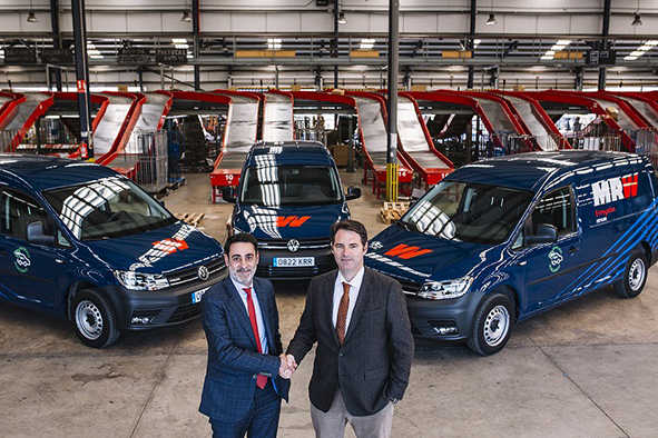 Alberto Teichman, director de Volkswagen Veh&iacute;culos Comerciales, y Christian Segarra, director de Calidad y Atenci&oacute;n al Cliente de MRW.