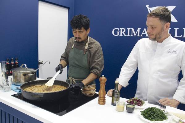 $!CUALQUIERA PUEDE COCINAR, PERO SOLO LOS VALIENTES SON GRANDES. Qué buena pinta tenía el arroz del showcooking organizado por Grupo Grimaldi. Valientes con los ingredientes y con la propuesta en el SIL como en Ratatouille.