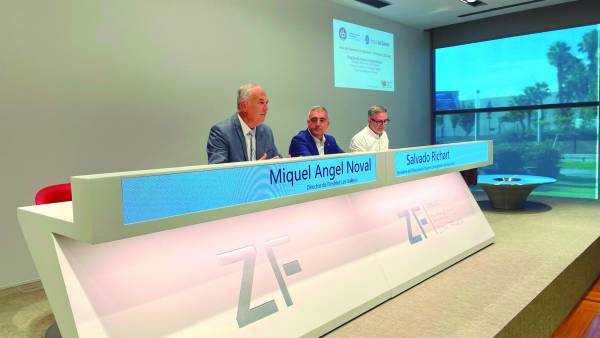 $!De izquierda a derecha: Miquel Ángel Noval, director del INS Les Salines; Salvador Richart, presidente de la Asociación de Consignatarios de Barcelona y Enric Colomer, Cap d’Estudis Adjunt del INS Les Salines. Foto C.C.