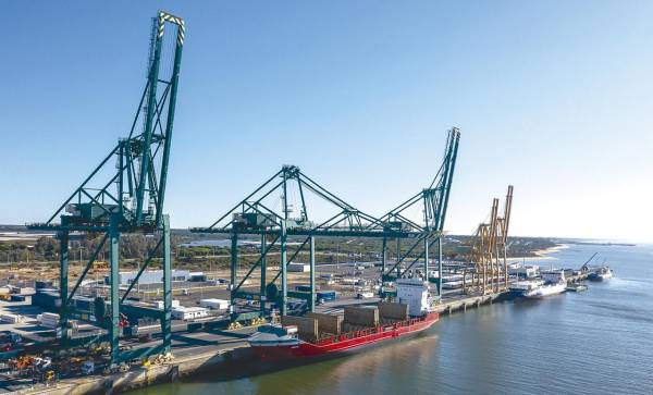 $!Continúa aumentando el movimiento de mercancía general, concentrada en el muelle Sur, en el Puerto de Huelva. Foto I.G.M.R.