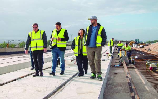 $!Los responsables de infraestructuras de la AP de Tarragona y el alcalde de Marchamalo en la visita de la terminal.