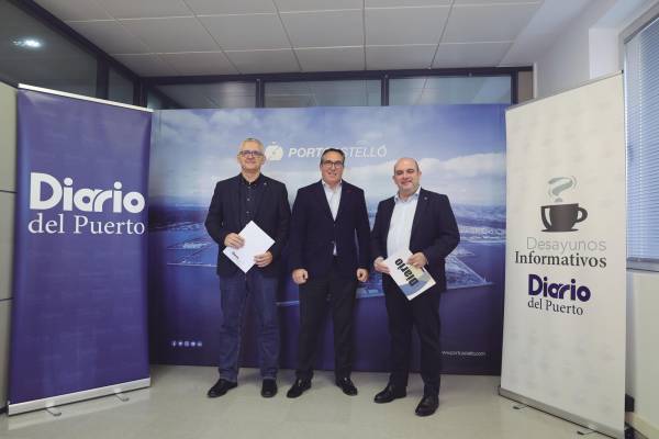 $!Raúl Tárrega, redactor de Diario del Puerto; Rubén Ibáñez, presidente de la Autoridad Portuaria de Castellón; y Fernando Vitoria, director general de Grupo Diario Editorial, durante un momento del nuevo Desayuno Informativo organizado por Diario del Puerto. Foto H. T.