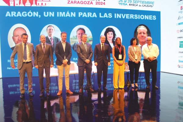 $!Desde la izquierda: Ismael de Marcos, presidente de ATEIA Aragón; Ricardo López, director del Aeropuerto de Zaragoza; Ramón Adé, director gerente de Terminal Marítima de Zaragoza-TmZ; Ángel Gil, gerente de ALIA-Clúster Logístico de Aragón; Pedro Sas. director gerente de Aragón Plataforma Logística-APL; Blanca Guitart, directora de FETEIA; Susana Val, directora de Zaragoza Logistics Center;-ZLC; ENric Ticó, presidente de FETEIA. Foto J.P.