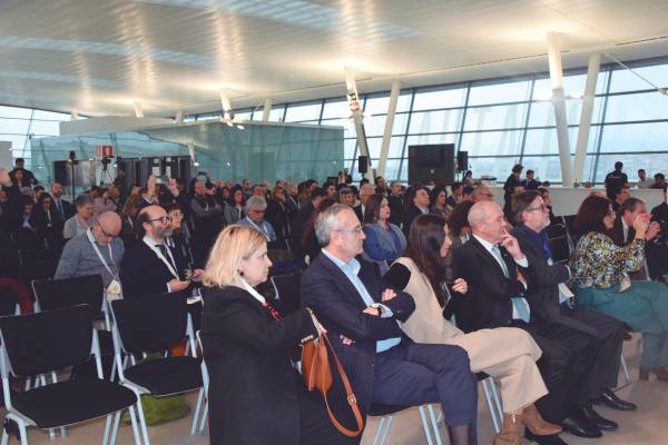 $!Asistentes al congreso en la terminal de Olatua. Ricardo Barkala, presidente de la AP de Bilbao, entre ellos. Foto M.C.