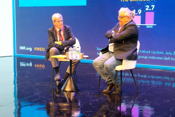 $!Aurelio Martínez, catedrático de Economía aplicada y expresidente de la Autoridad Portuaria de Valencia (izquierda) y Enric Ticó, presidente de FETEIA. Foto J.P.