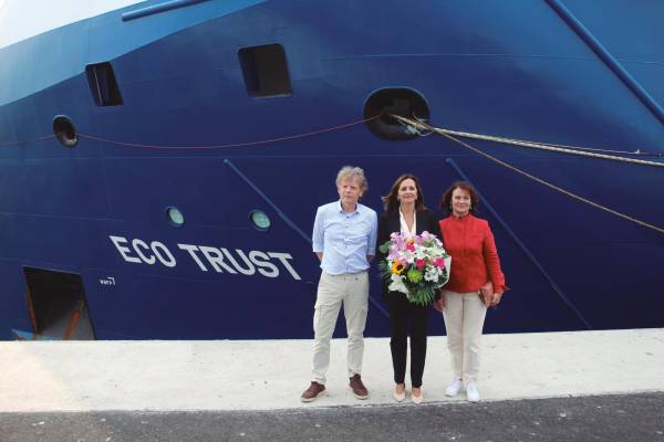 $!La madrina del “Eco Trust”, Beatriz Alvarado, Sales &amp; Chartering Director de Kaleido, con Jan de Looff, ingeniero naval responsable del diseño de los buques de la clase OTEC 9000 de Briese Chartering, y su General Manager, Ilona Lazareva. Foto J.P.