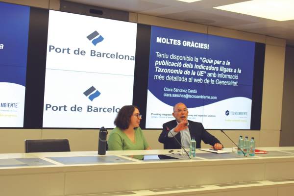 $!Clara Sánchez, consultora de Tecnoambiente; y Jordi Vila, responsable de Medio Ambiente del Port de Barcelona, durante la jornada celebrada ayer. Foto C.C.