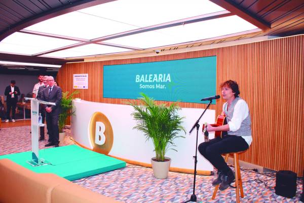 $!El cantante catalán Ramon Mirabet ha interpretado alguno de sus temas en la presentación del fast ferry “Margarita Salas”. Foto C.C.