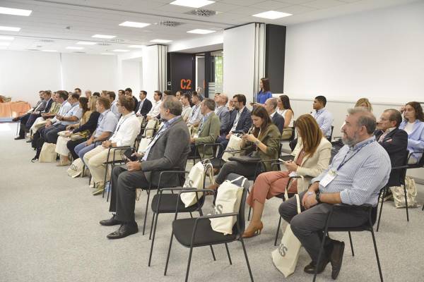 $!Las instalaciones de SGS en la localidad valenciana de Paterna han acogido la jornada, que ha reunido a más de 50 profesionales relacionadas con la automoción y la movilidad. Foto R. T.