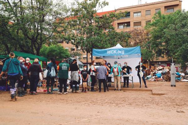 $!La organización sigue a día de hoy en Valencia atendiendo a los afectados y a los equipos que intentan mitigar los efectos de la catástrofe. Foto WCK.org